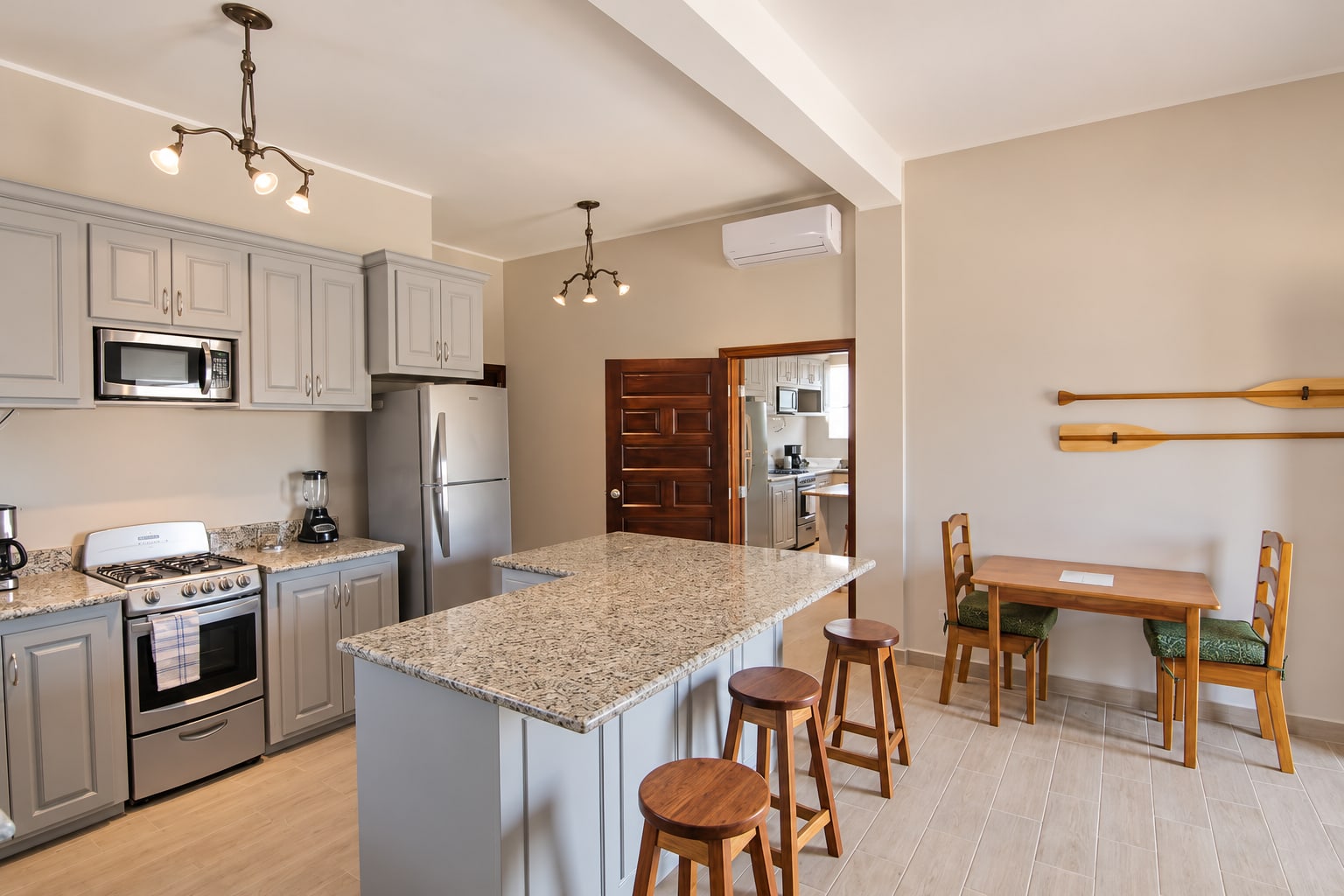 1BR Deluxe Suite #4: Kitchen and dining area