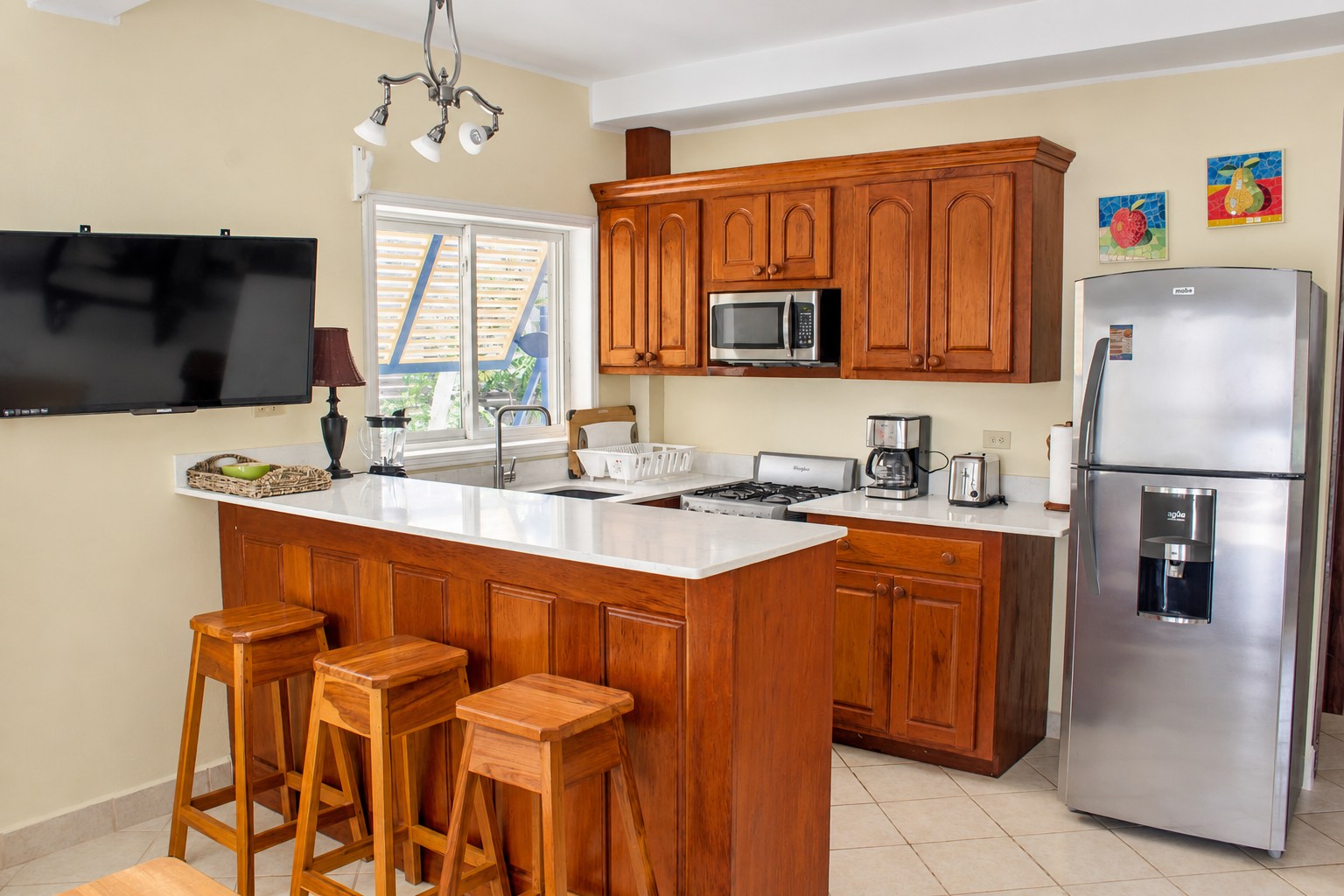 1 BR Beachfront Suite (North): Living area and kitchen