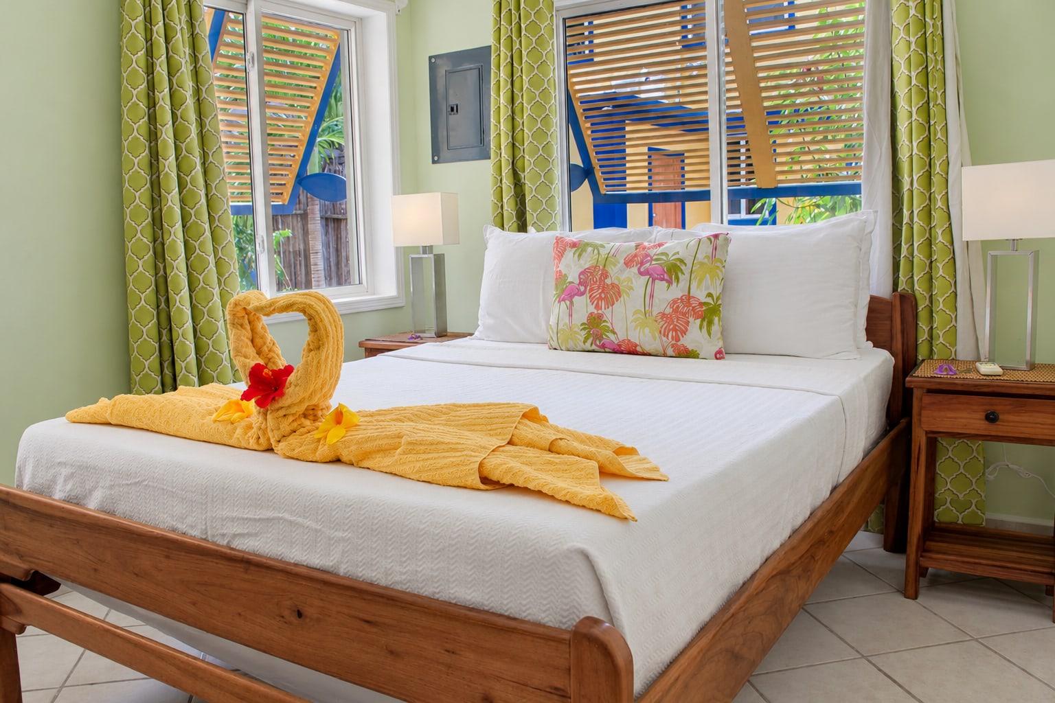 1 BR Beachfront Suite (South): Queen bedroom