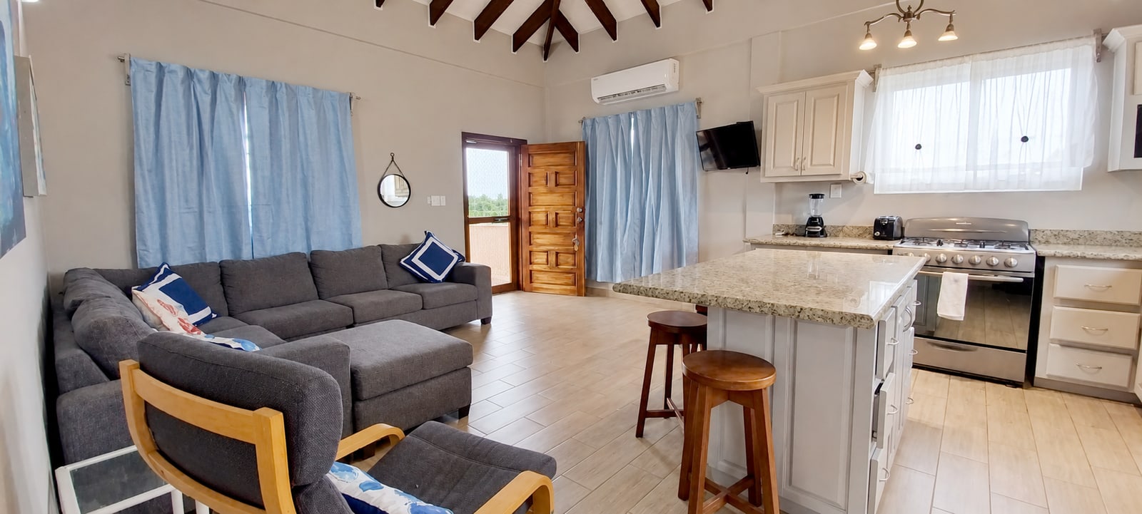 1 BR Penthouse (3rd Floor): Living area and kitchen